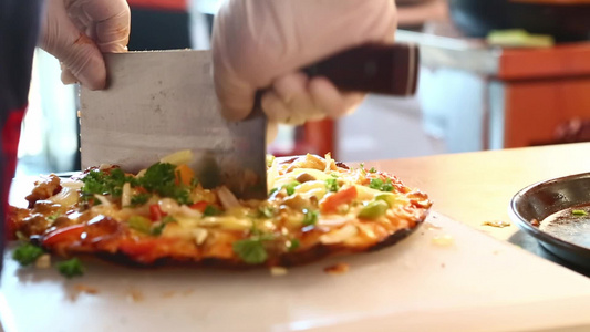 厨师在制作披萨视频