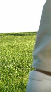 草坪上打高尔夫特写高尔夫球场视频