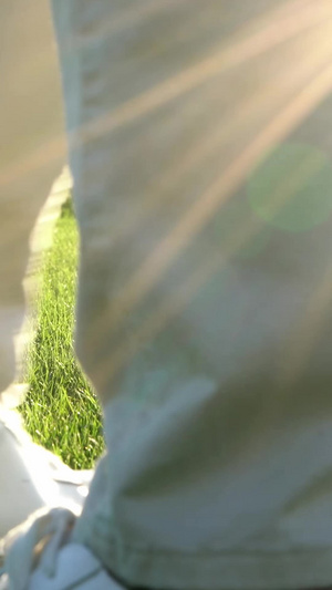 草坪上打高尔夫特写高尔夫球9秒视频