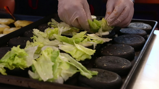 厨师在制作汉堡视频