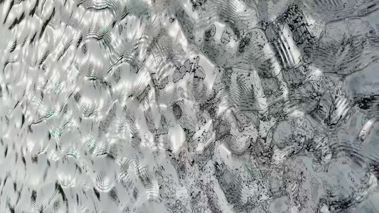 在水坑中对风的抽象反射迷人的表演水的反射面微波水的视频