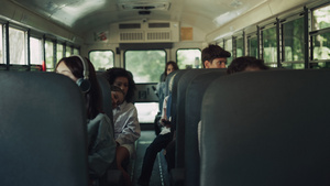 不同的学生一起坐在校车上9秒视频