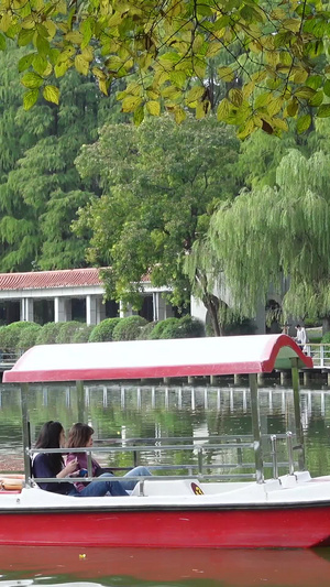 城市公园人工湖上划船休闲娱乐旅游素材娱乐素材83秒视频