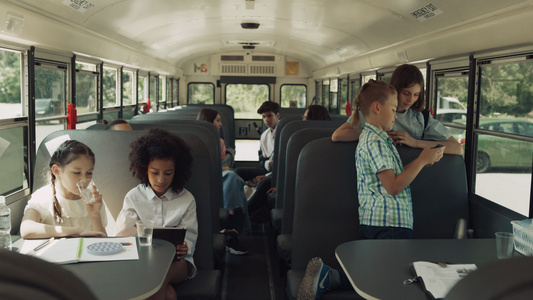 青少年同学坐在校车上聊天视频