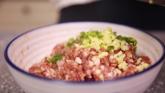 搅拌馅料包包子包饺子肉馅 视频