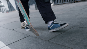 脚踩运动鞋的人在街上走路12秒视频