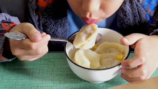 吃饺子的孩子视频