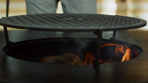 把木柴放在户外的壁炉里取暖烧烤16秒视频