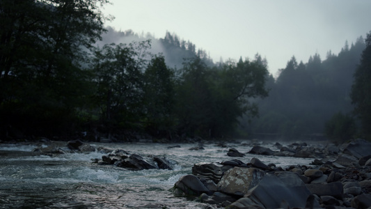 流淌着的溪流在山河中飞溅视频