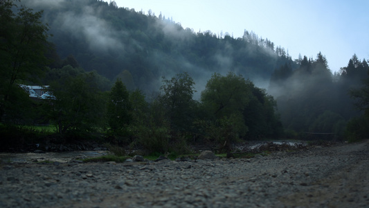 夏天早上覆盖山岳的雾视频