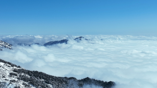 航拍冬天旅游三清山山顶雪景天空云海4k素材视频