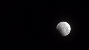 月亮穿过乌云逐渐升起10秒视频