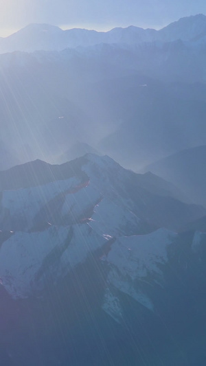 航拍冰封雪山地貌俯视图30秒视频