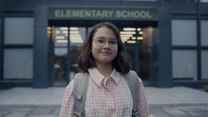 肖像微笑的女孩站在学校门口7秒视频