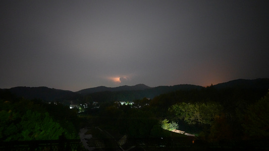 山顶看暴风雨前夕电闪雷鸣闪电自然灾害景观4k素材[冻灾]视频