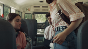 三个少年坐在校车上独自交谈29秒视频
