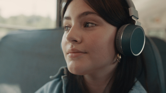 梦幻般的女孩脸上戴着耳机听音乐特写视频