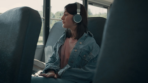 享受听音乐的少女少女看着窗户车辆运输特写16秒视频