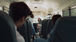 坐在校车上交流的高中生24秒视频