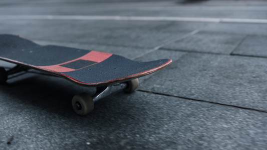 特写滑板在城市街上滚动视频