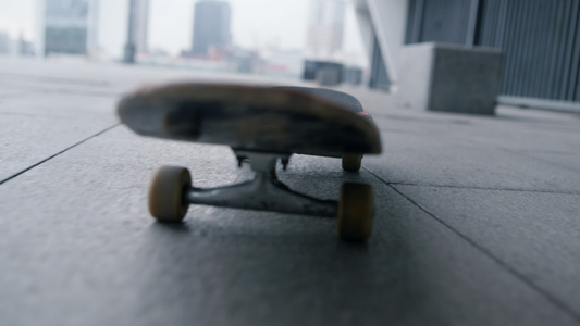 特写滑板沿着城市街道滑行视频
