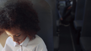 多民族儿童坐在校车上等待旅行特写34秒视频