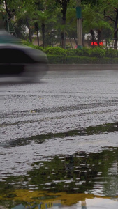 下雨天城市道路路面上视频