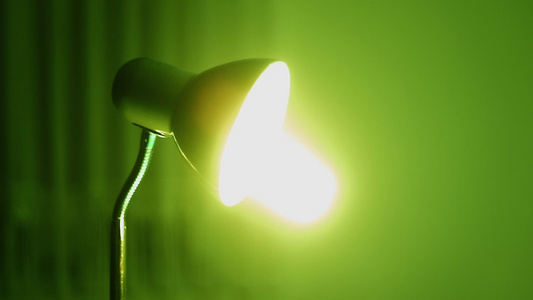 绿绿灯在房间里形成一盏灯视频