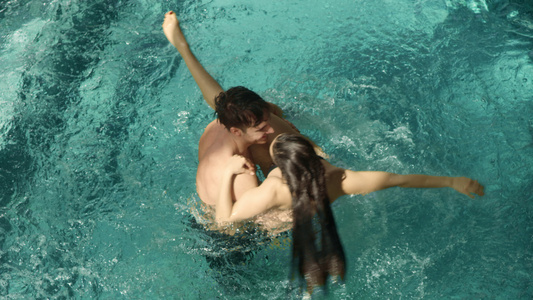 在室内游泳池中拥抱的浪漫情侣视频