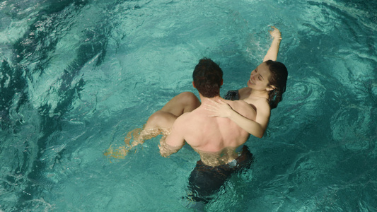 热情侣在游泳池调视频