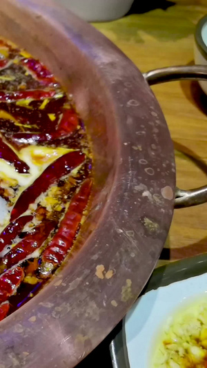 重庆特色美食铁锅串串美食视频素材42秒视频
