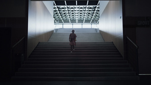 忧心忡忡的女学生独自走下空荡荡的楼梯20秒视频
