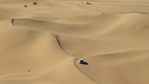 航拍内蒙古阿拉善旅游巴丹吉林沙漠里行驶的汽车4k素材55秒视频