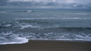 海浪在黑暗的暴风雨天气海洋海岸景观背景下撞击海滩16秒视频