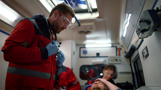 在急救车担架上检查病人的医生视频
