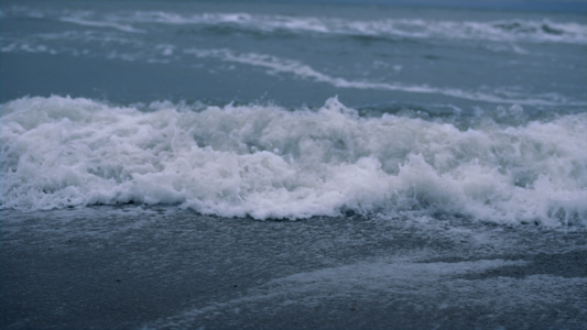 海浪猛冲海滩在深蓝色背景中视频