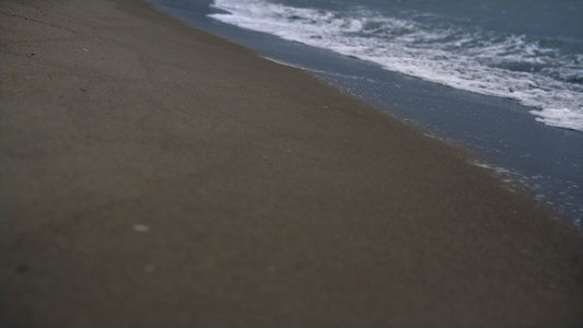 海滩海浪拍打着海岸线视频