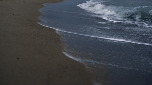 蓝色的波浪在沙滩景观上冲撞海岸线视频
