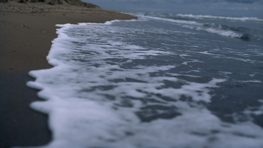 海浪冲击海滩海岸的海景观视频