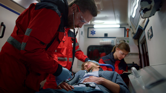 EMS急救车测量人血压和血氧饱和度的紧急医疗护理人员视频