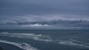 在傍晚的天空海滩上飞溅的海浪景观背景8秒视频