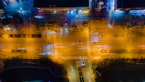 4k上海城市交通夜景十字路口俯视上空车流延时摄影15秒视频