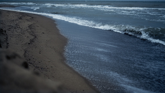 海滩波浪拍打着沙子海岸线景观视频