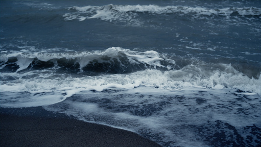 蓝色海浪席卷冰岛海滩视频
