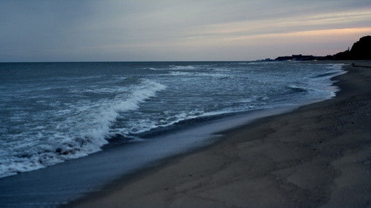 日落海浪拍打着美丽的沙滩视频