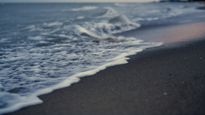 日落傍晚海滩上的海浪拍打着沙子9秒视频