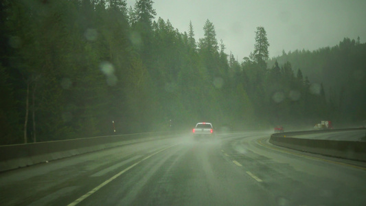 下雨时的湿汽车玻璃视频