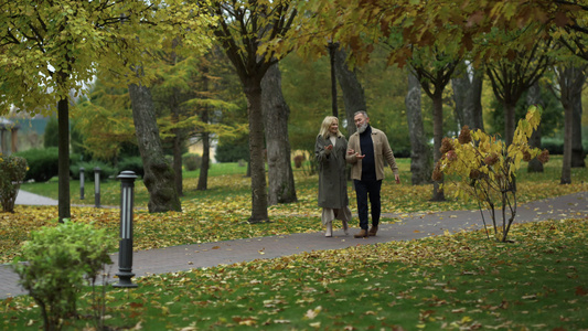 快乐的老年夫妇走在路上视频