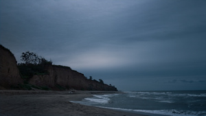 黑暗的海岸波浪打破了傍晚的海滩景观16秒视频