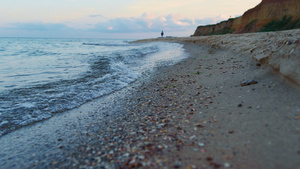 日出时海浪水溅在沙滩上15秒视频